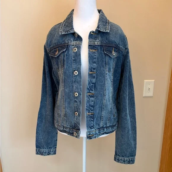 #109 Women’s Vintage-Inspired Blue Denim Jacket with Embroidery. Like New! - Picture 2 of 12